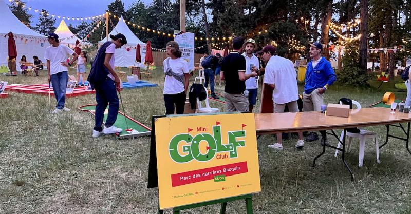 Foule à un festival de musique avec écrans géants montrant les sons du moment